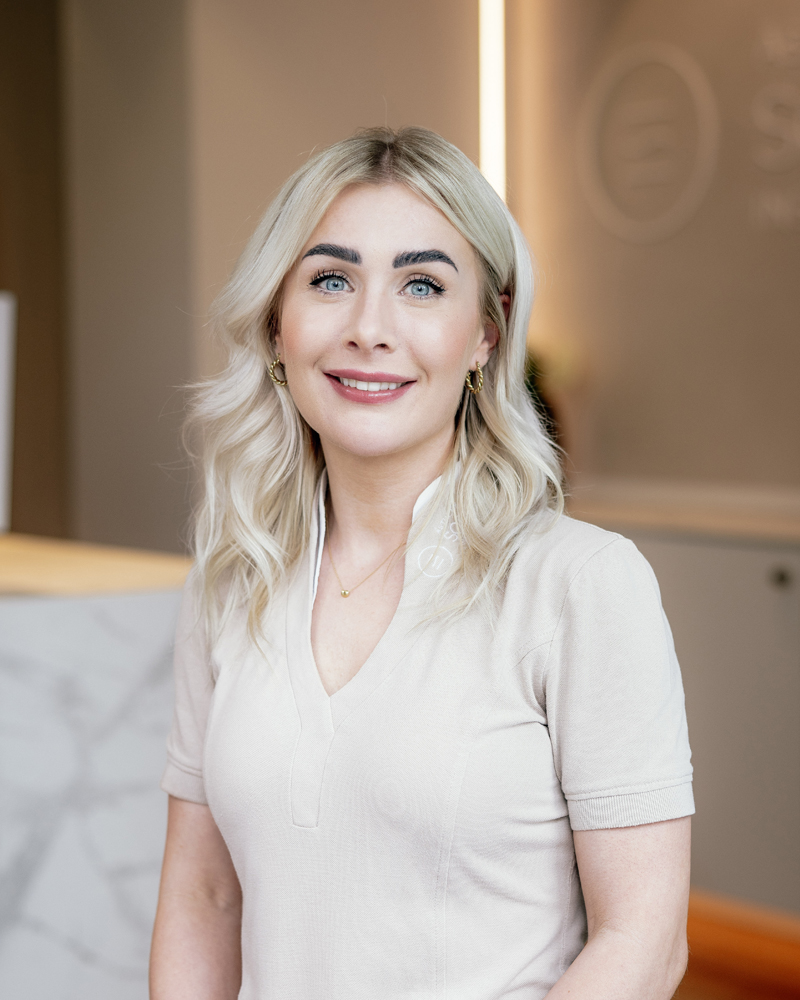 Soemantri Ästhetik Institut Lüdenscheid, Ann-Christin Ingenhorst, Schönheitsbehandlung, Körperformung, Dermatologische und kosmetische Behandlungen, Botox, Microneedling, Laser Haarentfernung, Krähenfüße, Fettabsaugen, Bauch straffen, ästhetischen Medizin, Kryolipolyse, HydraFacial, CoolSculpting Elite, Z-Wave Therapie, Schmerzfrei, Schönheitsklinik, Beauty-Farm, Schönheit ohne OP