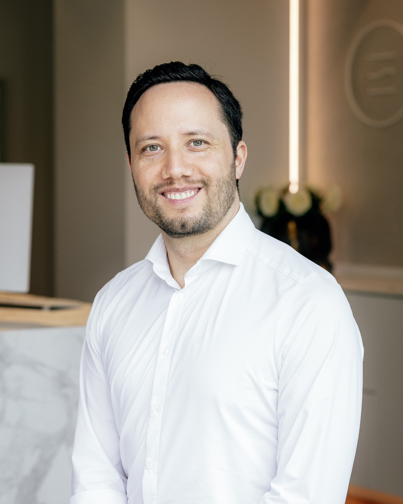 Soemantri Ästhetik Institut Lüdenscheid, Dr. med. Silas Soemantri, Schönheitsbehandlung, Körperformung, Dermatologische und kosmetische Behandlungen, Botox, Microneedling, Laser Haarentfernung, Krähenfüße, Fettabsaugen, Bauch straffen, ästhetischen Medizin, Kryolipolyse, HydraFacial, CoolSculpting Elite, Z-Wave Therapie, Schmerzfrei, Schönheitsklinik, Beauty-Farm, Schönheit ohne OP