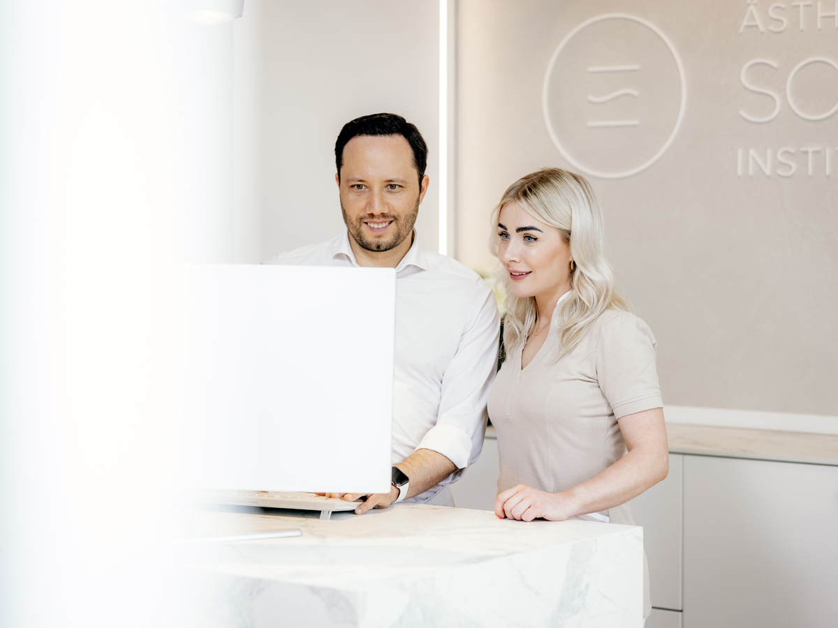 Soemantri Ästhetik Institut Lüdenscheid, Dr. med. Silas Soemantri, Ann-Christin Ingenhorst, Schönheitsbehandlung, Körperformung, Dermatologische und kosmetische Behandlungen, Botox, Microneedling, Laser Haarentfernung, Krähenfüße, Fettabsaugen, Bauch straffen, ästhetischen Medizin, Kryolipolyse, HydraFacial, CoolSculpting Elite, Z-Wave Therapie, Schmerzfrei, Schönheitsklinik, Beauty-Farm, Schönheit ohne OP
