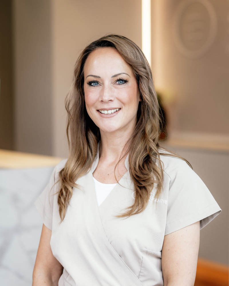 Soemantri Ästhetik Institut Lüdenscheid, Nadine Frankowski, Sauerland, Schönheitsbehandlung, Körperformung, Dermatologische und kosmetische Behandlungen, Botox, Microneedling, Laser Haarentfernung, Krähenfüße, Fettabsaugen, Bauch straffen, ästhetischen Medizin, Kryolipolyse, HydraFacial, CoolSculpting Elite, Z-Wave Therapie, Schmerzfrei, Schönheitsklinik, Beauty-Farm, Schönheit ohne OP