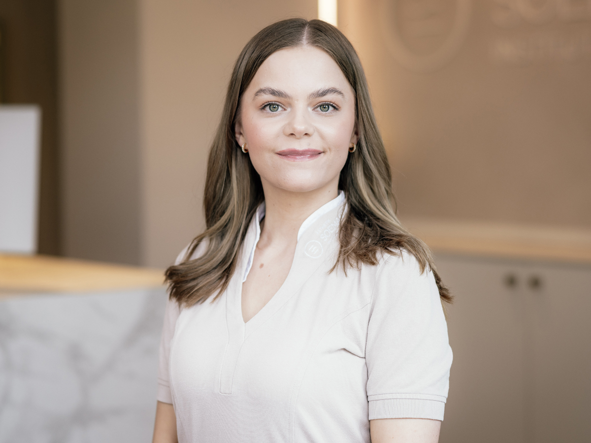 Soemantri Ästhetik Institut Lüdenscheid, Stella Odnoposow, Sauerland, Schönheitsbehandlung, Körperformung, Dermatologische und kosmetische Behandlungen, Botox, Microneedling, Laser Haarentfernung, Krähenfüße, Fettabsaugen, Bauch straffen, ästhetischen Medizin, Kryolipolyse, HydraFacial, CoolSculpting Elite, Z-Wave Therapie, Schmerzfrei, Schönheitsklinik, Beauty-Farm, Schönheit ohne OP